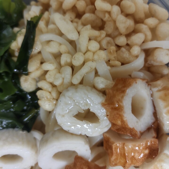 わかめとちくわと天かすのぶっかけうどん